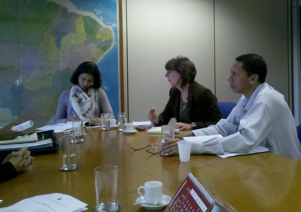Marcela Tapajós (esquerda) substitui secretário de RH Duvanier Ferreira em reuniões para tratar pautas específicas dos setores da base da Condsef (Foto: Pericles Soares) 