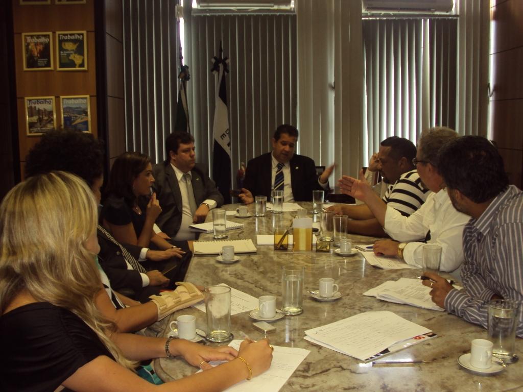 Ministro Lupi (centro) e gestores do MTE recebem representantes da Condsef e tratam de temas de interesse dos servidores administrativos do MTE em audiência (Foto: Arquivo Demitre)