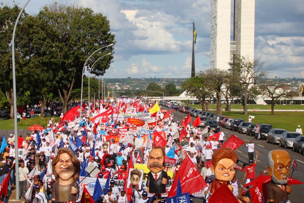 Cerca de 15 mil servidores fizeram marcha e vigília em frente ao Planejamento aguardando audiência com ministra Miriam Belchior. Encontro marcou reabertura do processo de negociações com governo (Foto: GP)