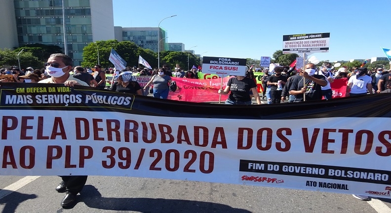 Ato exalta democracia e cobra fim do governo Bolsonaro