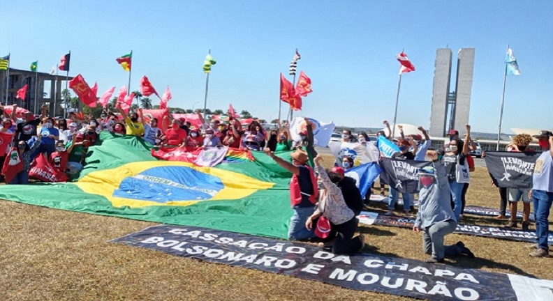 Ato em Brasília marca entrega de pedido de impeachment de Bolsonaro