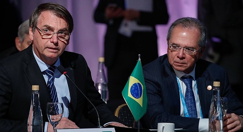 Bolsonaro atende a pedido de Guedes e congela aumento de salário a servidores