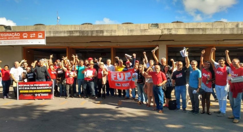 Centrais sindicais realizam ato no Recife