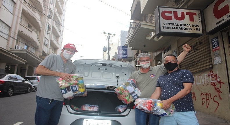 CUT-RS e sindicatos distribuem mais 80 cestas básicas para famílias vulneráveis
