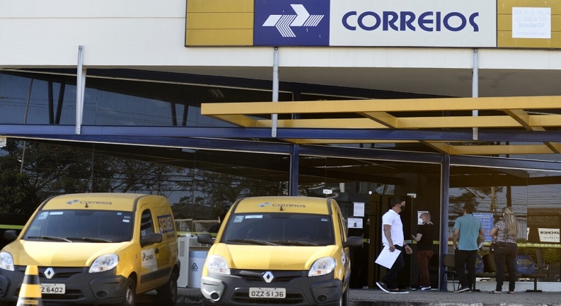Funcionários dos Correios ganham aumento de salário e suspendem a greve