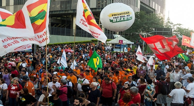 Marcha no centro do Rio reúne milhares e leva esperança à greve dos petroleiros