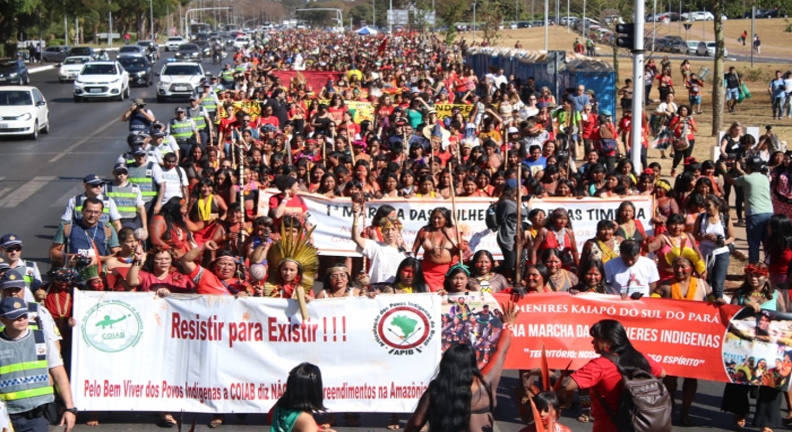 Mulheres indígenas lotam Brasília e com muita coragem dão recado à Bolsonaro