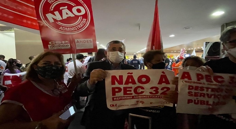 Servidores lotam aeroporto de Brasília na luta contra a reforma Administrativa