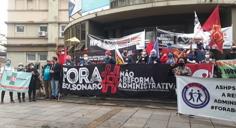 Servidores protestam contra a PEC 32 em frente ao HPS, em Porto Alegre