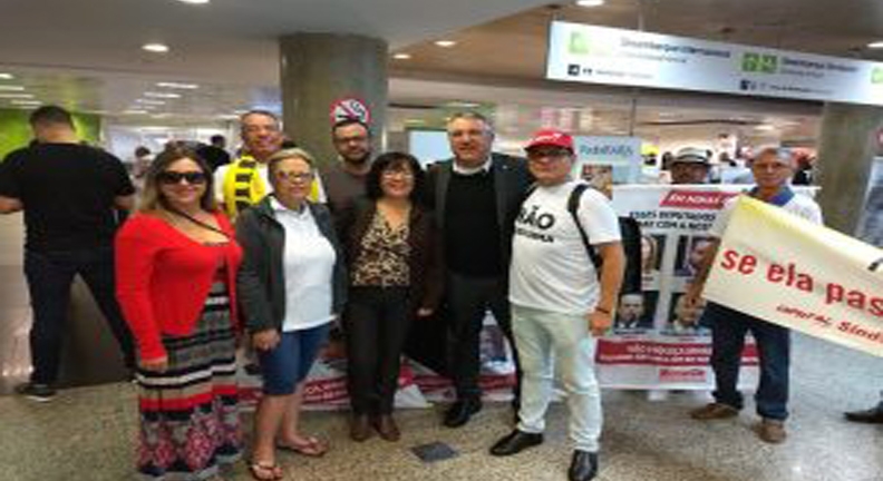 Servidores de todo o Brasil recebem parlamentares no aeroporto de Brasília