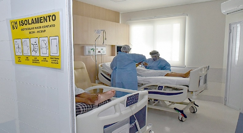 Trabalhadores da enfermagem sofrem com surto de covid e gripe