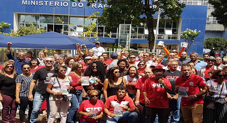 Trabalhadores saem às ruas do Brasil para defender a Previdência Pública