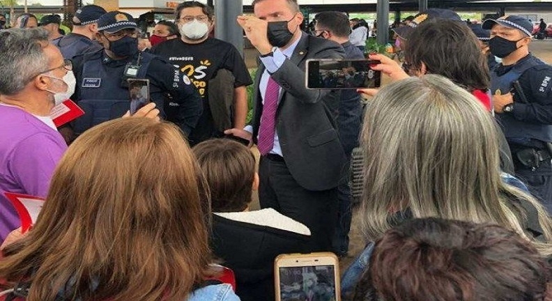 Vídeo: deputado do Novo bate-boca com manifestantes contra PEC 32 em aeroporto